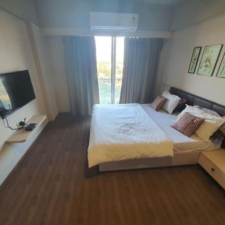 Weekend Address Managed By P.C Homes Сурат Экстерьер фото