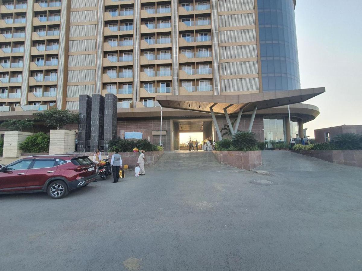 Weekend Address Managed By P.C Homes Сурат Экстерьер фото